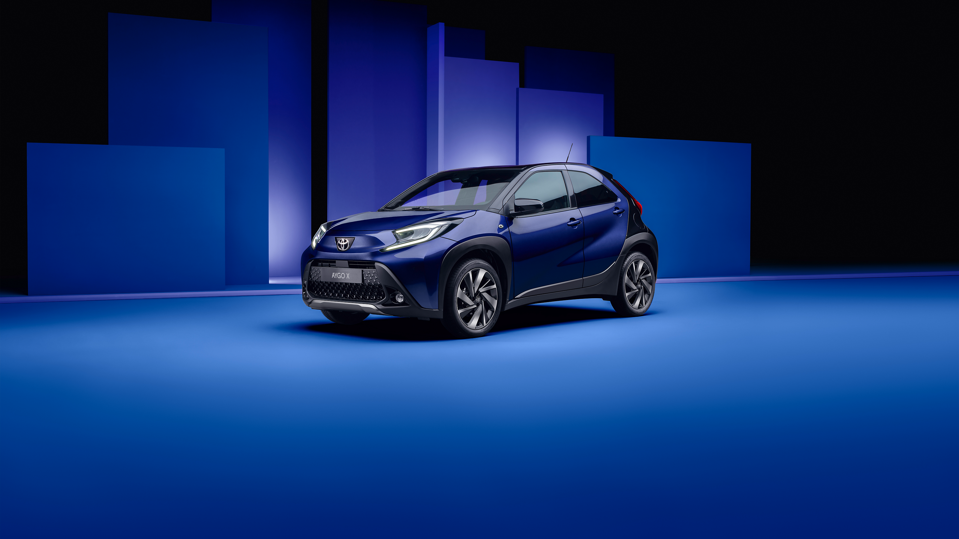 Син Aygo X Juniper Blue