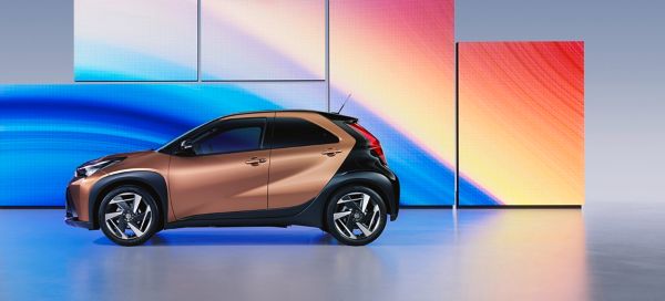 Aygo X stovi profiliu priešais spalvingus šviesos diodų ekranus