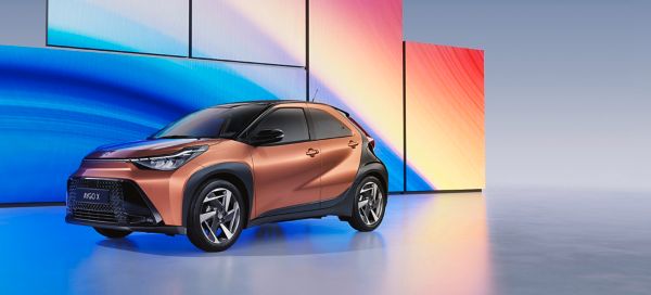 Aygo X stovi profiliu priešais spalvingus šviesos diodų ekranus