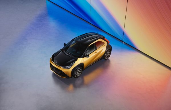 Aygo X GR SPORT z czarną maską i dachem w kolorze fortepianowej czerni
