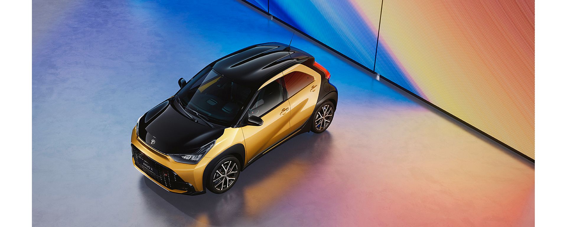 De Aygo X GR SPORT met een zwarte motorkap en bi-tone dak