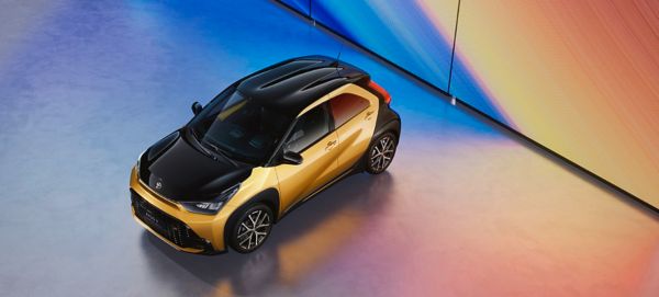 Aygo X GR SPORT su juodu priekiniu dangčiu ir dvispalviu stogu 
