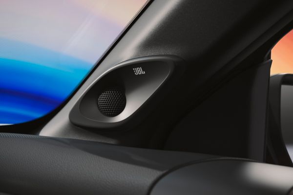 A statramstyje įrengtas JBL garsiakalbis iš arti