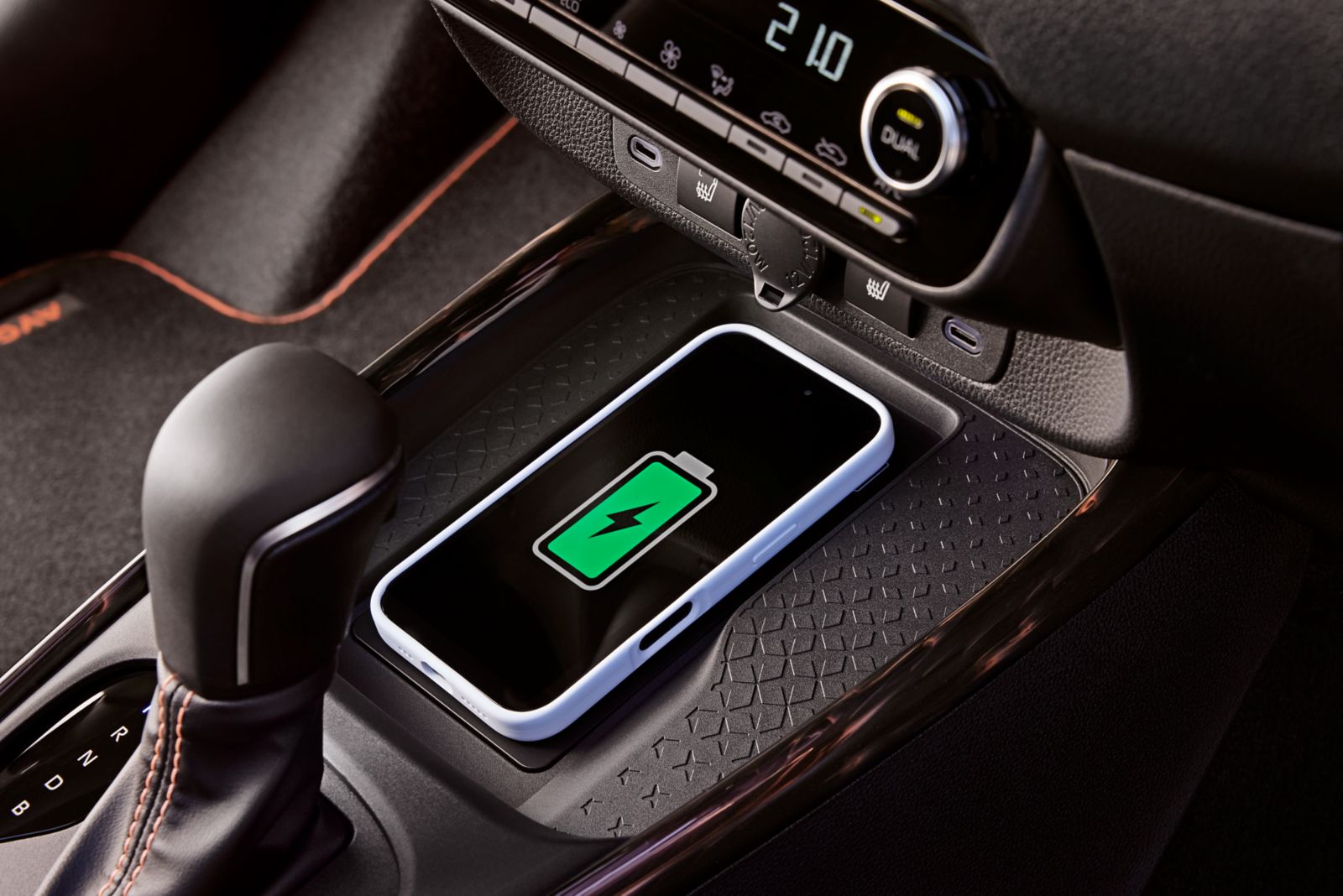 Toyota Aygo X con ricarica wireless per smartphone