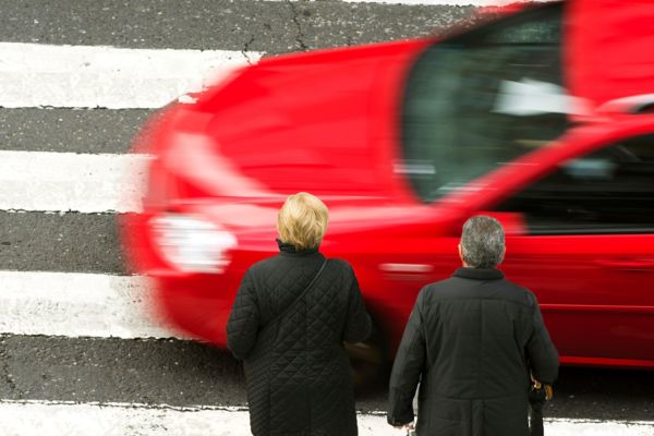 Ihmiset, suojatie ja auto