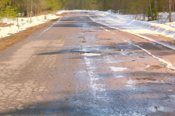 Leuto talvi vaurioitti eteläisen Suomen teitä 