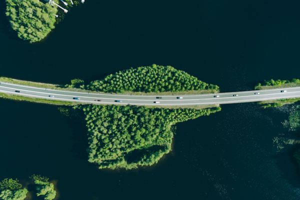 Kuka tinkii turvavälistä?