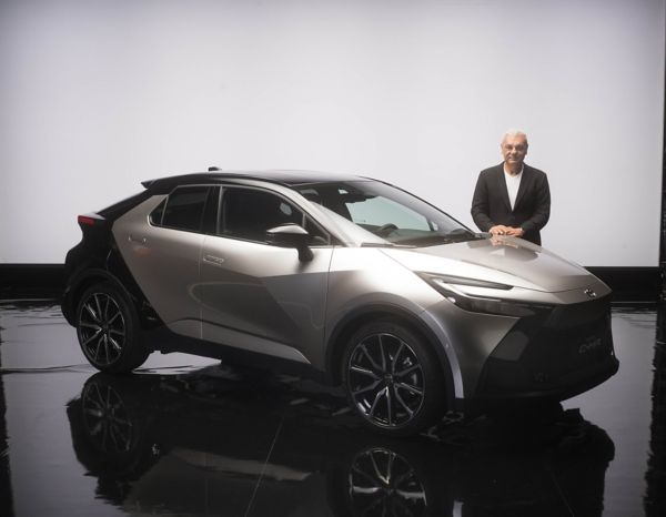 Gri siyah renklerinde modern Toyota C-HR ve yanında Toyota Türkiye CEO'su Ali Haydar Bozkurt