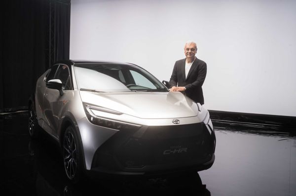 Gri siyah renklerinde modern Toyota C-HR ve yanında Toyota Türkiye CEO'su Ali Haydar Bozkurt