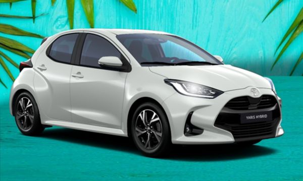 Weißer Toyota Yaris Hybrid auf türkisfarbenem Hintergrund mit tropischen Blättern – kompakter Hybridwagen mit effizienter Antriebstechnologie, modernes Stadtauto mit sportlichem Design und sommerlicher Inszenierung.