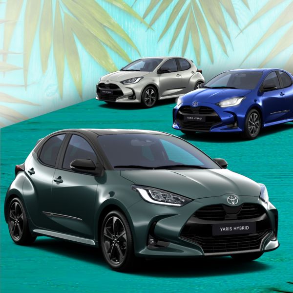 Drei Toyota Yaris Hybrid Autos in unterschiedlichen Farben vor einem hellen, tropisch gestalteten Hintergrund.