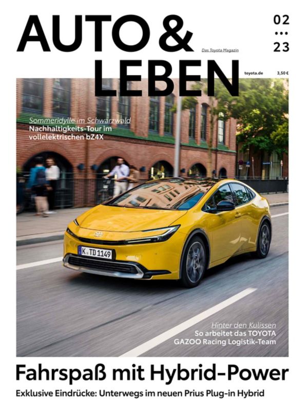 Auto & Leben Magazin Cover - gelber Prius fährt auf einer Straße in der Innenstadt, Aufschrift "Fahrspaß mit Hybrid-Power"