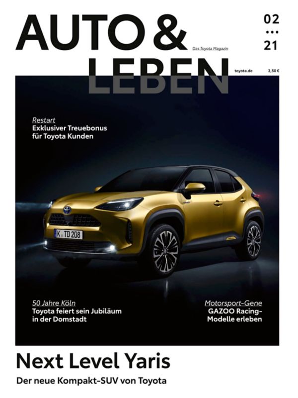 Auto & Leben Magazin Cover - gelber Toyota Yaris Cross, hell erleuchtet vor einem schwarzen Hintergrund, Aufschrift "Next Level Yaris"