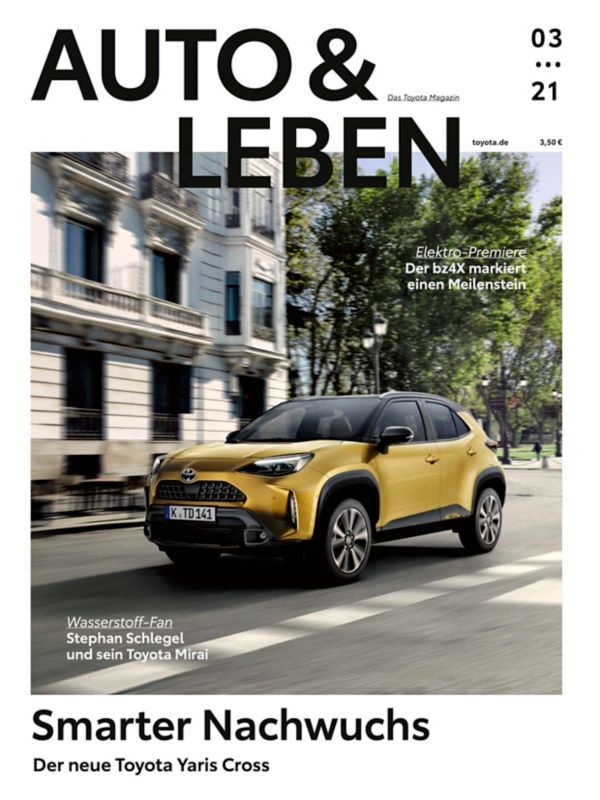 Auto & Leben Magazin Cover - gelber Toyota Yaris Cross fährt durch die Innenstadt, Aufschrift "Smarter Nachwuchs"