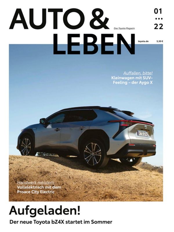 Auto & Leben Magazin Cover - silberner Toyota bZ4X steht auf einem Hügel, Aufschrift "Aufgeladen!"