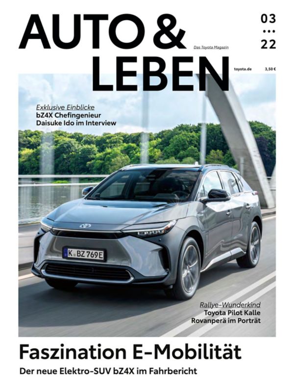 Auto & Leben Magazin Cover - silberner Toyota bZ4X, der über eine Brücke fährt, Aufschrift "Faszination E-Mobilität"