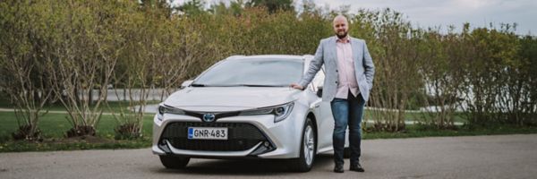 Avosylin konsernin Kimmo Toppari ja Toyota Corolla