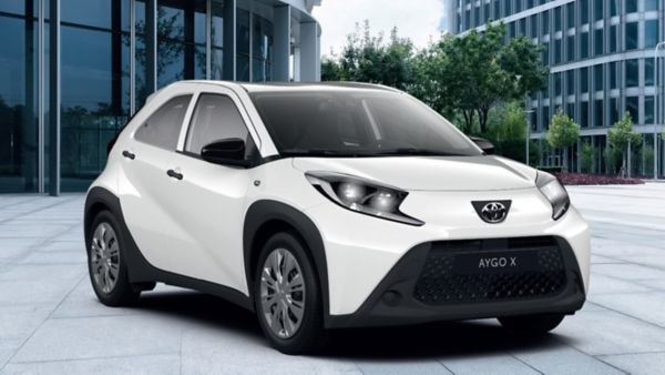 Ein weißer Toyota Aygo X in einer urbanen Umgebung