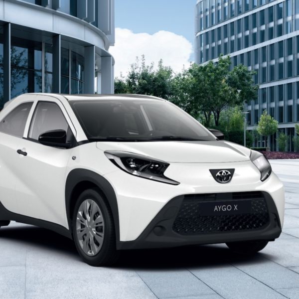 Ein weißer Toyota Aygo X in einer urbanen Umgebung