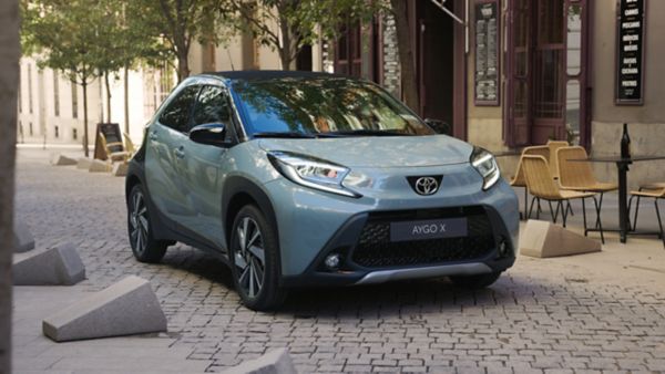 Aygo X pysäköi kadulle