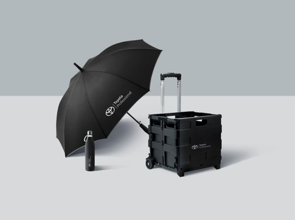 Regenschirm, Wasserflasche und Trolley mit dem Logo von Toyota Professional