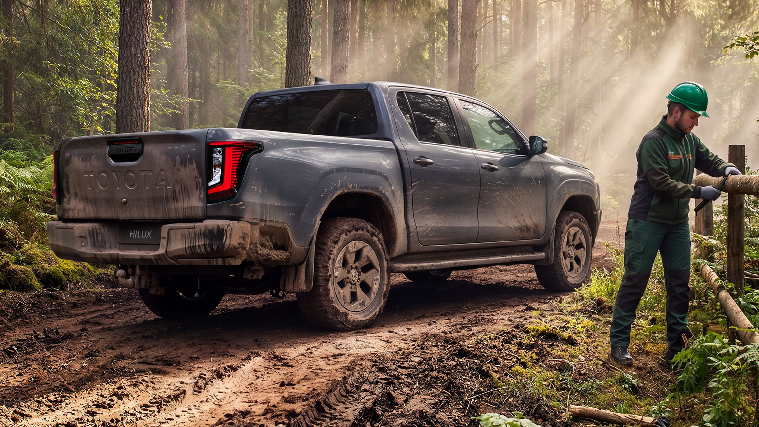 Nouvelle Toyota Hilux roulant dans un champ.
