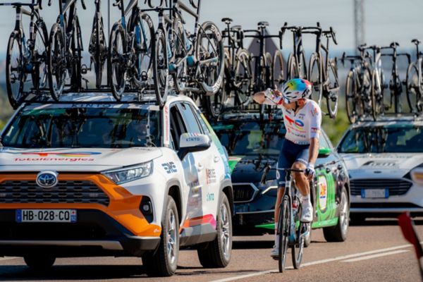 KINTO partenaire mobilité du Team TotalEnergies