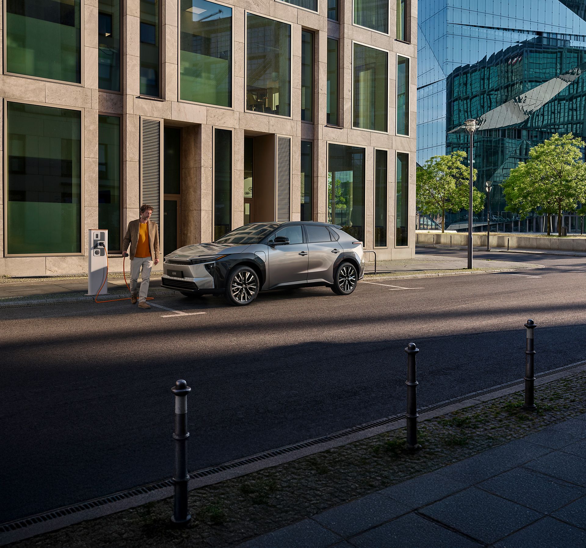 Właściciel Toyoty bZ4X ładuje samochód korzystając z publicznej stacji ładowania na ulicy