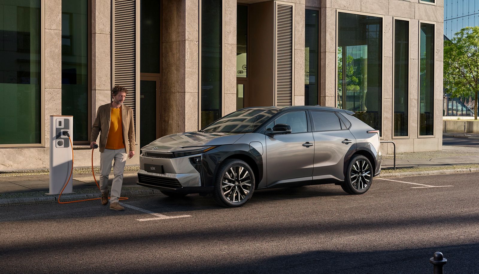 En Toyota bZ4X laddas vid en publik laddstation