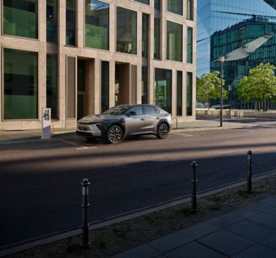 Toyota bZ4X parcheggiata in citta