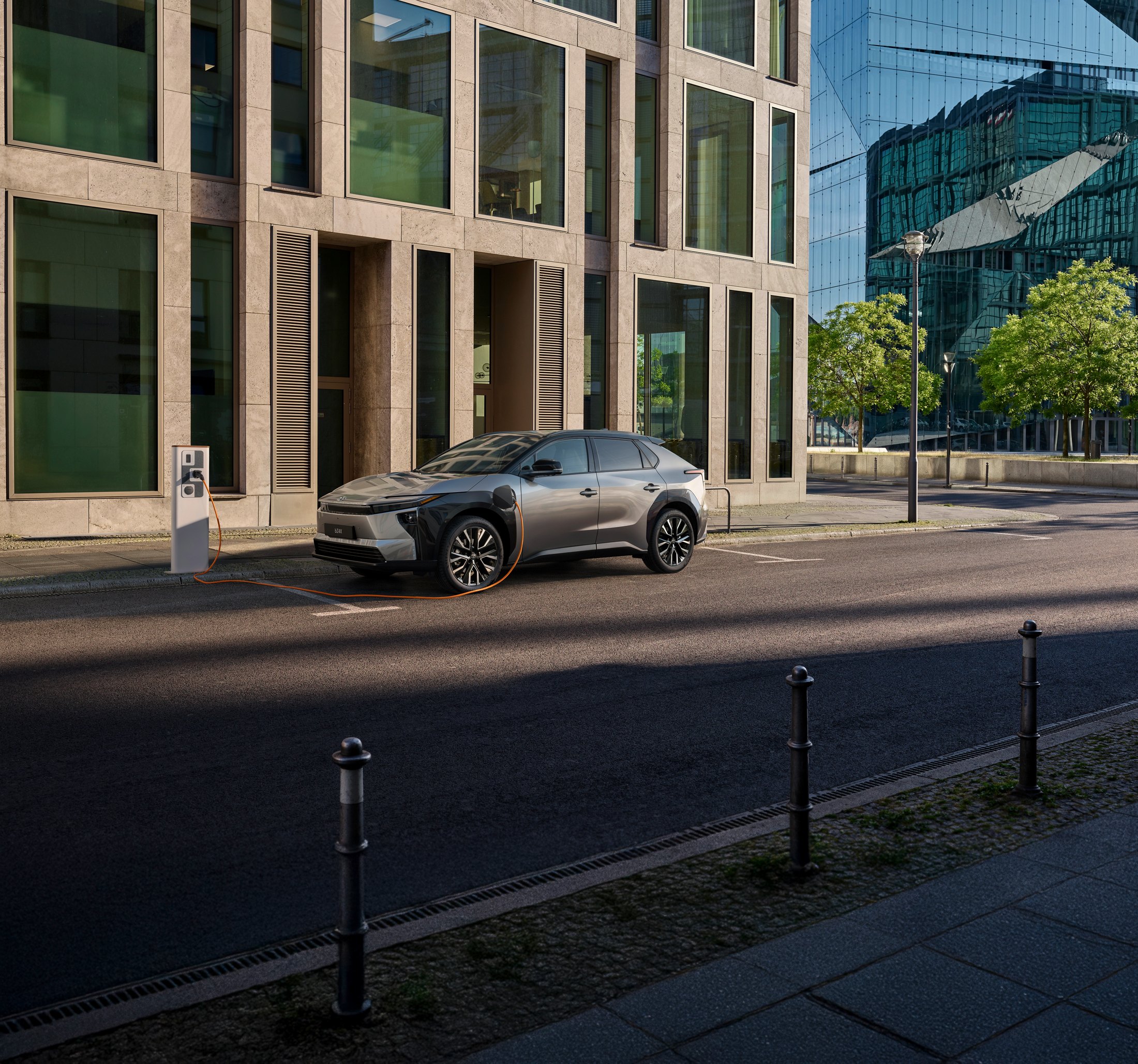 Toyota bZ4X elektromos SUV modern városi környezetben
