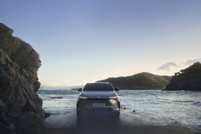 Toyota bZ4X na plaży
