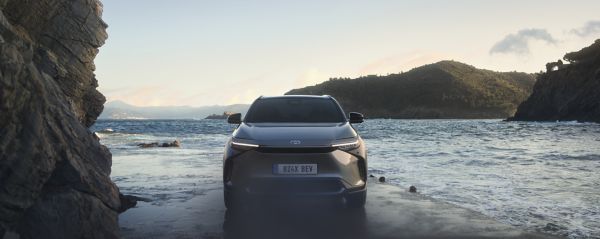 Een Toyota bZ4X gefotografeerd op het strand