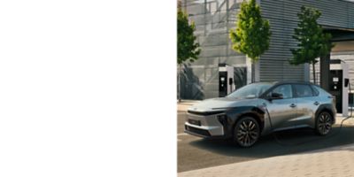 Um Toyota bZ4X a carregar utilizando um carregador público