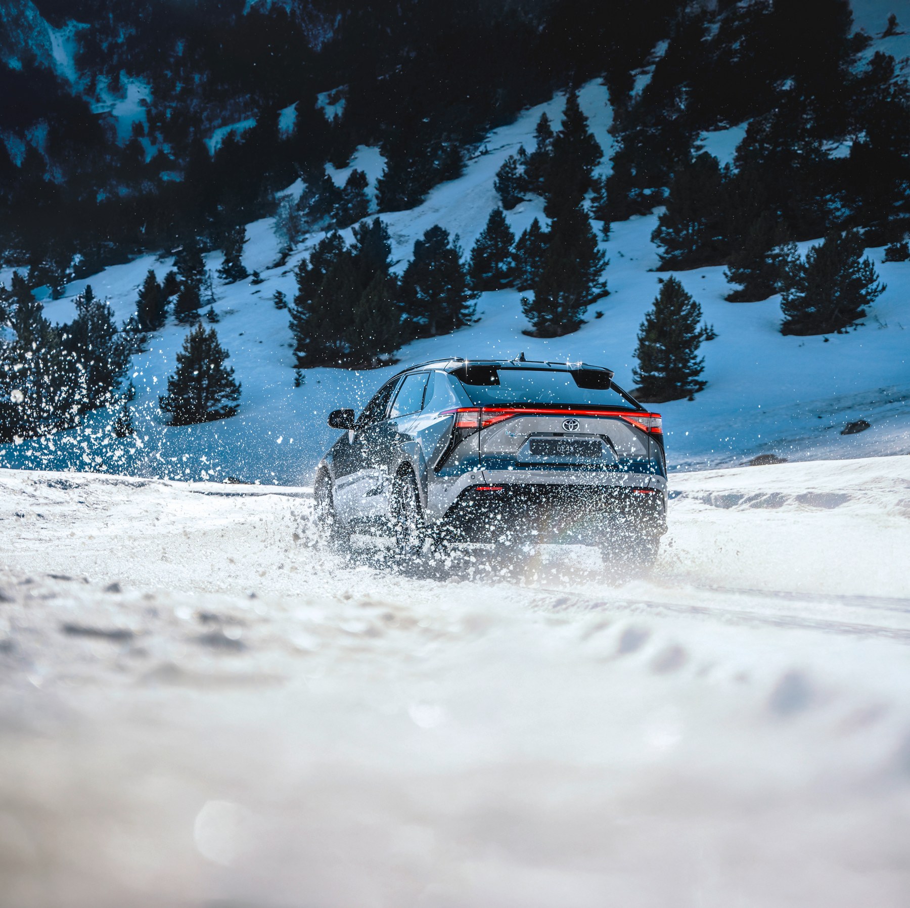 Összkerékhajtású Toyota bZ4X havas úton