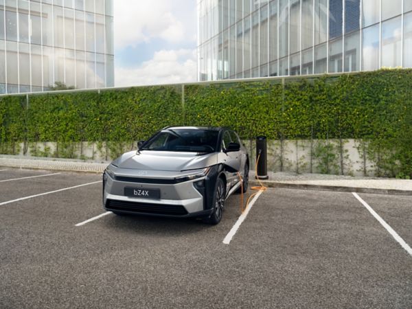 Toyota bZ4X aan een laadpaal