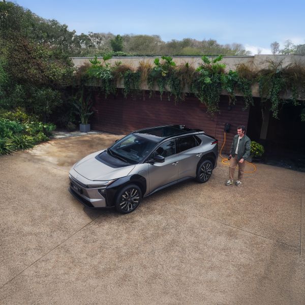 Man loopt naast een Toyota bZ4x