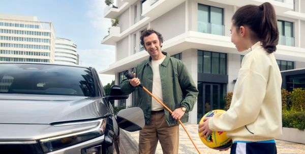 Toyota bZ4X laadt op bij publiek laadpunt