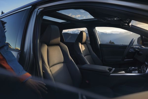Stylový a prostorný interiér Toyoty bZ4X 
