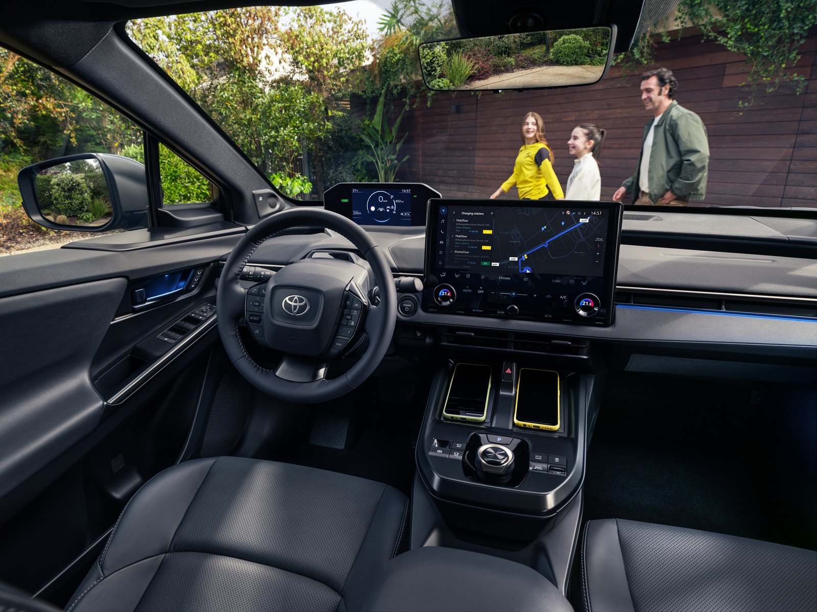 A Toyota bZ4X modern vezetőtere 14 colos multimédiás kijelzővel