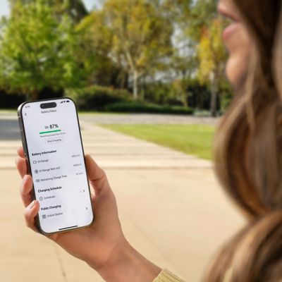 Ein Besitzer überprüft den Ladezustand seines Fahrzeugs aus der Ferne mit der MyToyota-App.