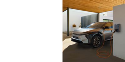 Um Toyota bZ4X  a carregar em casa