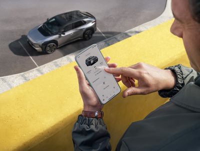 Telefono ekranas, rodantis įkrovimo būseną „MyToyota“ programėlėje