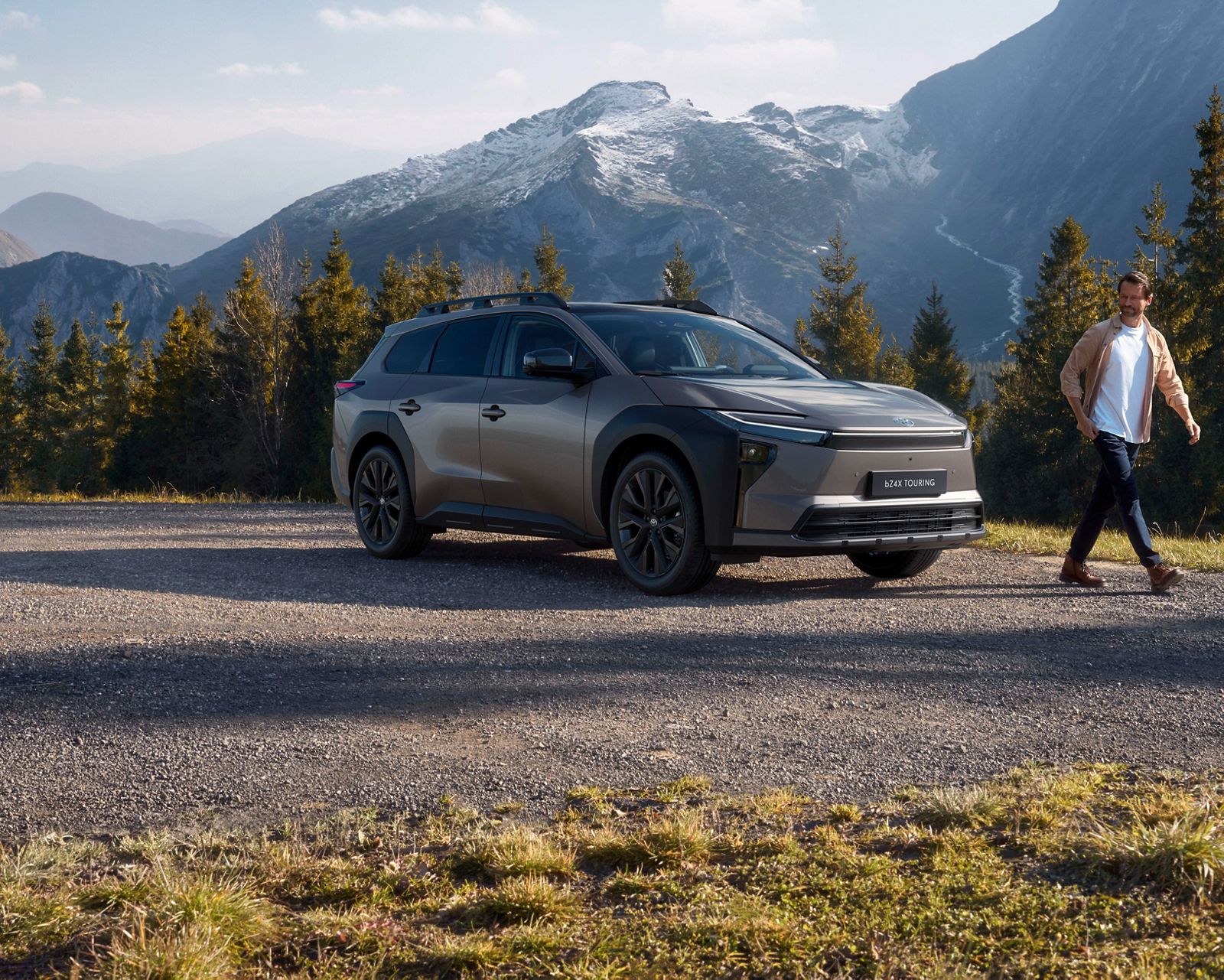 De Toyota bZ4X Touring geparkeerd bij een waterval