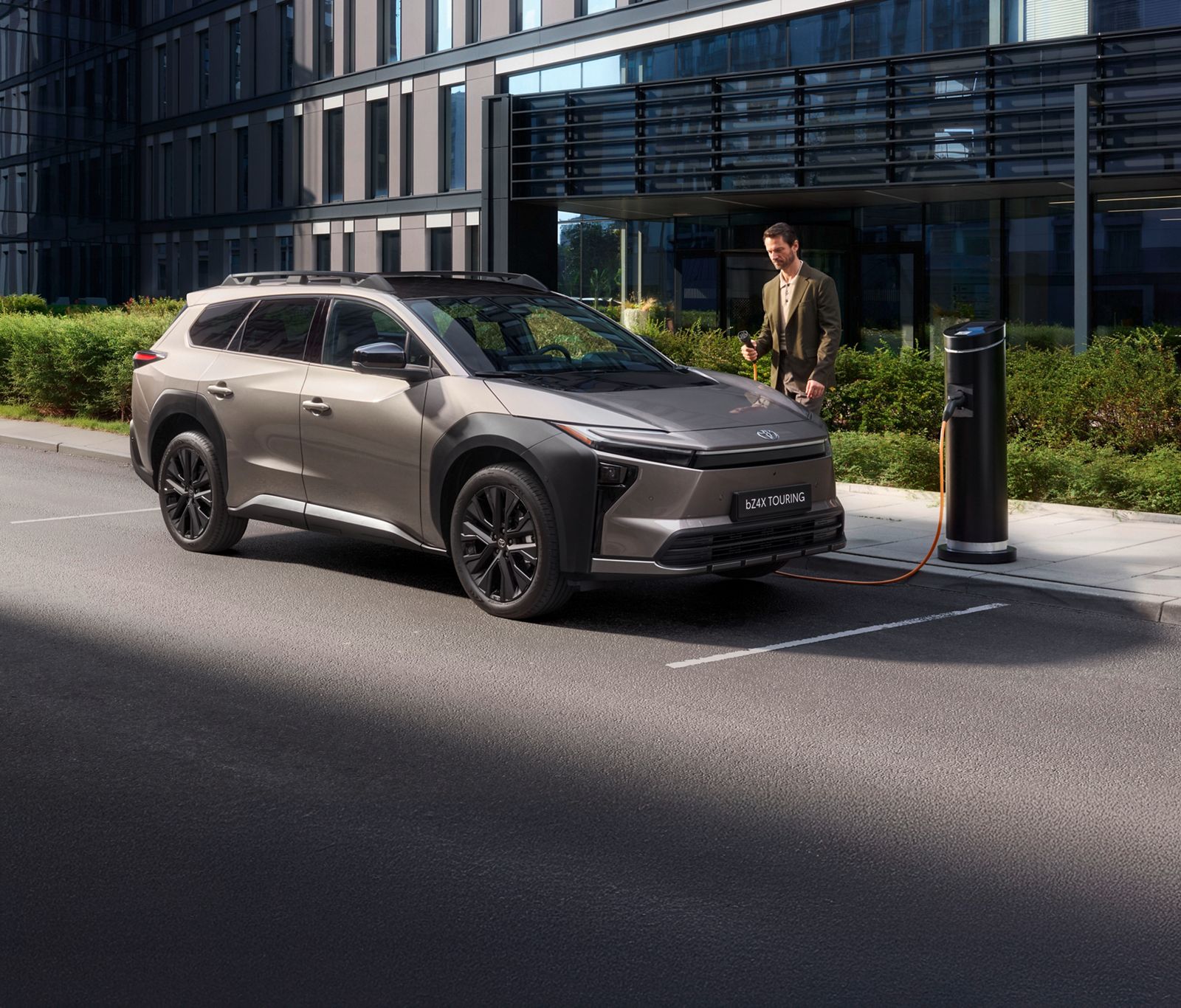 De bZ4X Touring laadt op bij een publiek laadpunt in de stad