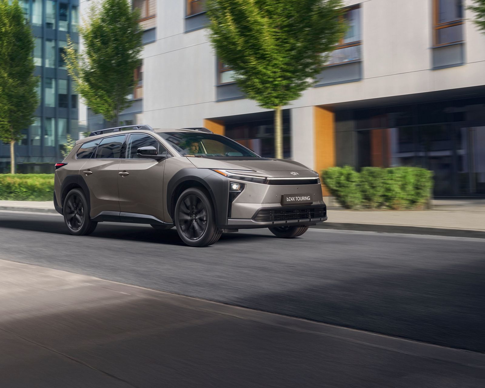 De bZ4X Touring in de stad