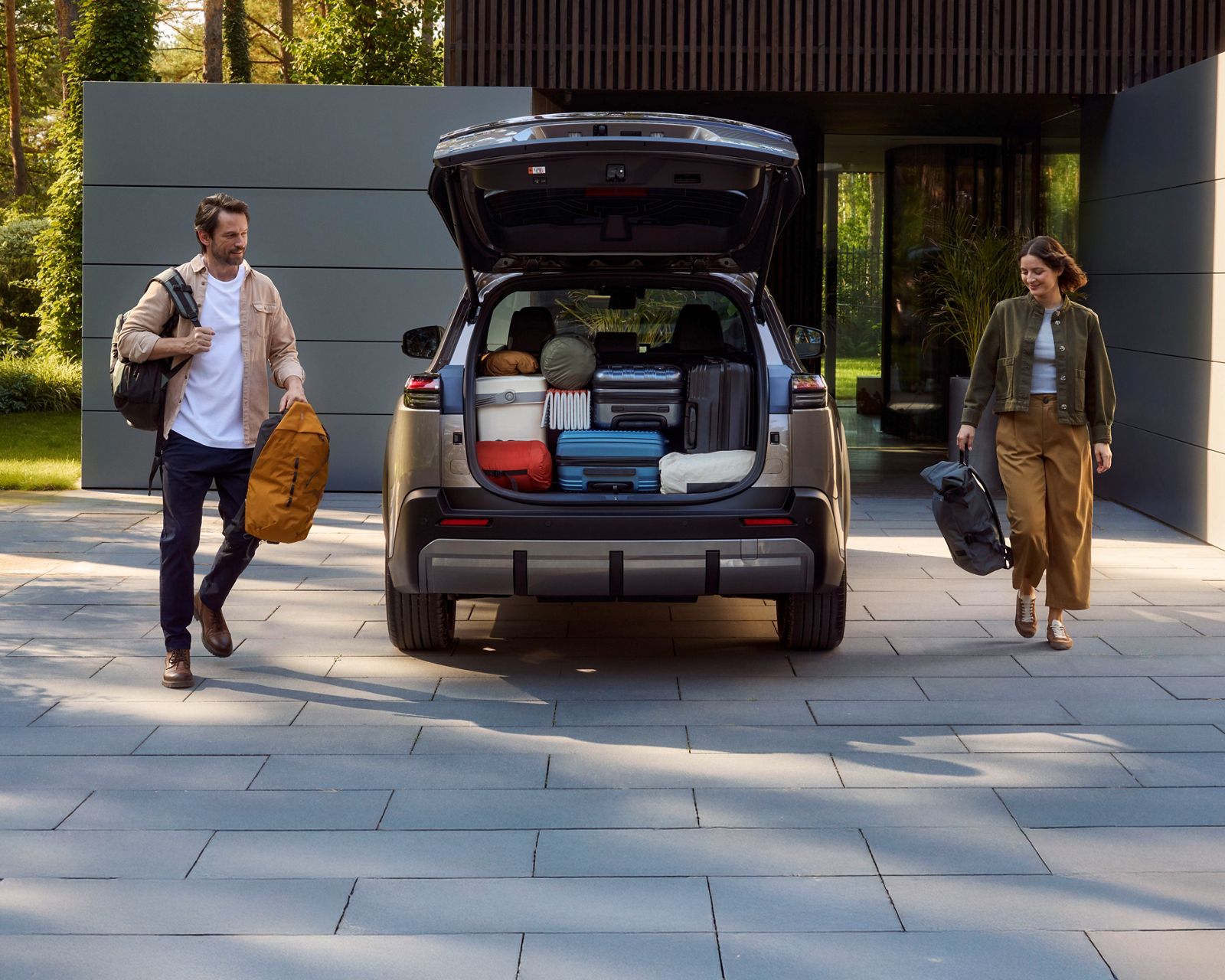 De ruime bagageruimte van de bZ4X Touring, vol bagage