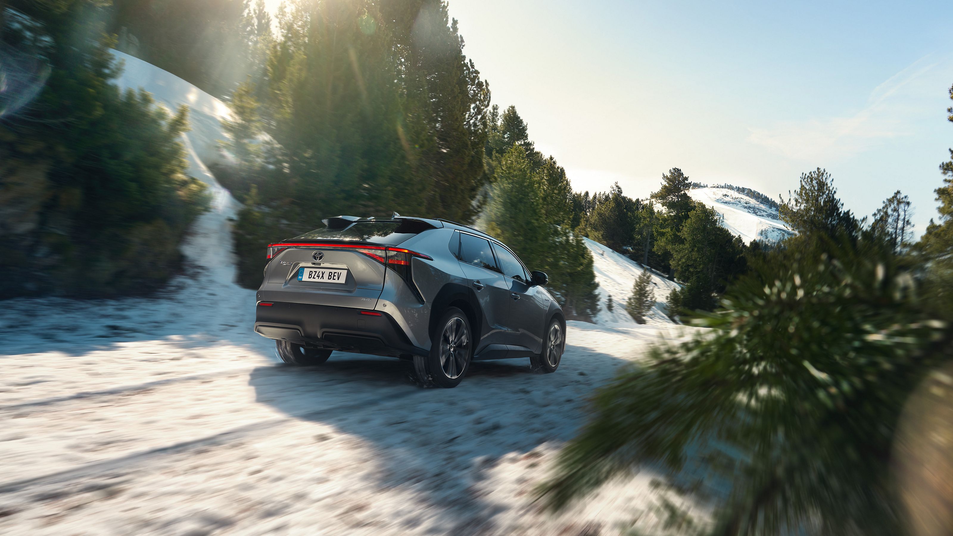 Toyota bZ4X sur une route de montagne enneigée