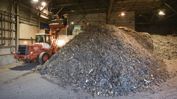 кадър на камион до купчина  бракуван материал