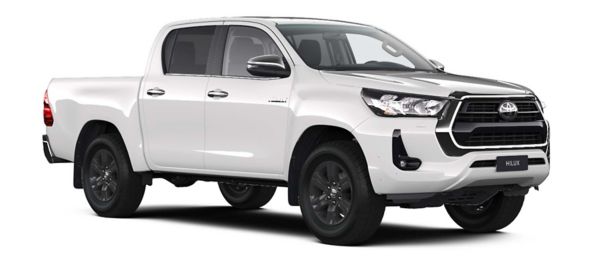 Weißer Toyota Hilux steht diagonal zur Kamera vor neutralem Hintergrund